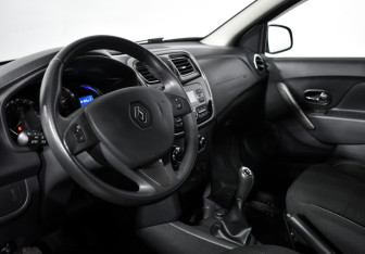 Подержанный автомобиль Renault Sandero 2017 года (9 фото)