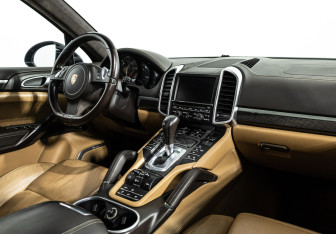 Подержанный автомобиль Porsche Cayenne 2011 года (9 фото)