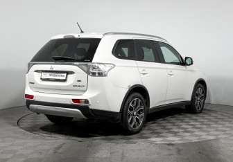 Подержанный автомобиль Mitsubishi Outlander 2014 года (5 фото)