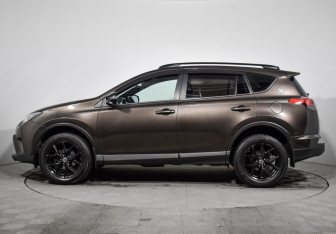 Подержанный автомобиль Toyota RAV4 2018 года (8 фото)