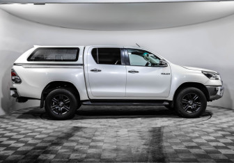 Подержанный автомобиль Toyota Hilux 2022 года (4 фото)