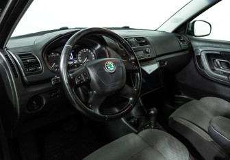 Подержанный автомобиль Skoda Fabia Hatchback 2010 года (11 фото)