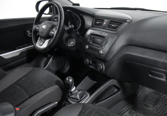 Подержанный автомобиль Kia Rio Hatchback 2013 года (13 фото)