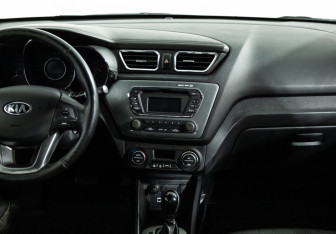 Подержанный автомобиль Kia Rio Sedan 2015 года (14 фото)