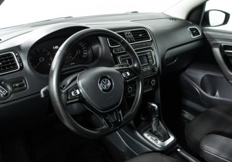 Подержанный автомобиль Volkswagen Polo Sedan 2017 года (11 фото)