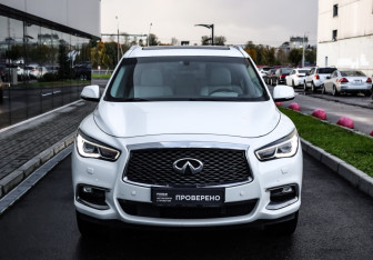 Подержанный автомобиль Infiniti QX60 2017 года (3 фото)