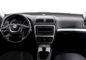 Подержанный автомобиль Skoda Octavia Liftback 2011 года (10 фото)