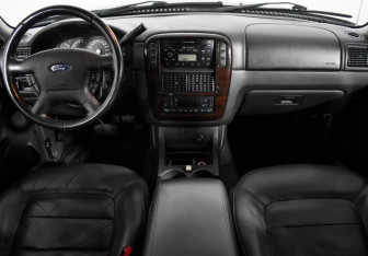Подержанный автомобиль Ford Explorer 2005 года (14 фото)