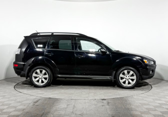 Подержанный автомобиль Mitsubishi Outlander 2012 года (4 фото)