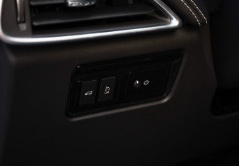 Подержанный автомобиль Jaguar F-Pace 2018 года (16 фото)