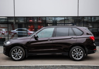 Подержанный автомобиль BMW X5 2015 года (9 фото)