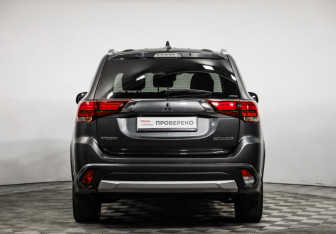 Подержанный автомобиль Mitsubishi Outlander 2018 года (6 фото)