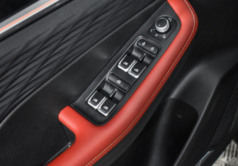 Подержанный автомобиль Geely Coolray 2023 года (10 фото)
