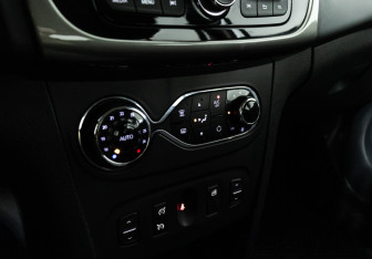 Подержанный автомобиль Renault Sandero 2016 года (15 фото)