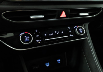 Подержанный автомобиль Hyundai Sonata 2020 года (16 фото)