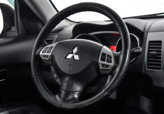 Подержанный автомобиль Mitsubishi Outlander 2008 года (14 фото)