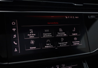Подержанный автомобиль Audi Q8 2018 года (15 фото)