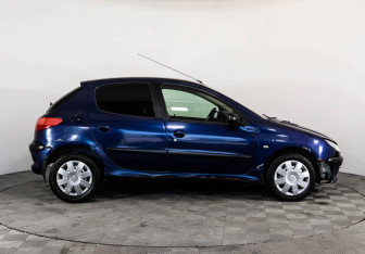 Подержанный автомобиль Peugeot 206 Hatchback 2003 года (4 фото)