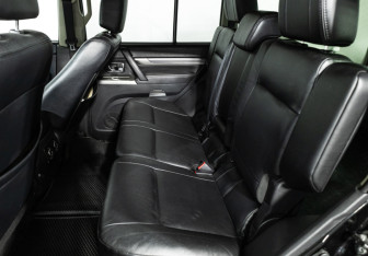 Подержанный автомобиль Mitsubishi Pajero 2013 года (10 фото)