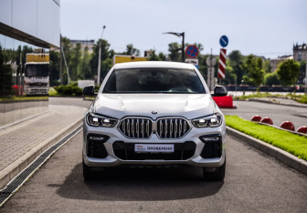 Подержанный автомобиль BMW X6 2020 года (5 фото)