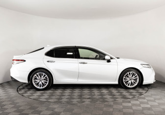 Подержанный автомобиль Toyota Camry Sedan 2019 года (6 фото)