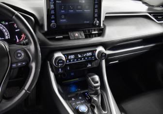 Подержанный автомобиль Toyota RAV4 2019 года (20 фото)