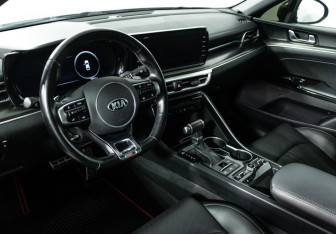 Подержанный автомобиль Kia K5 2020 года (12 фото)