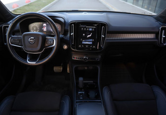 Подержанный автомобиль Volvo XC40 2021 года (8 фото)