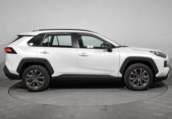 Подержанный автомобиль Toyota RAV4 2025 года (4 фото)