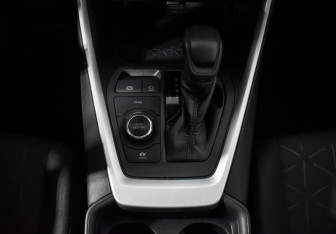 Подержанный автомобиль Toyota RAV4 2020 года (12 фото)