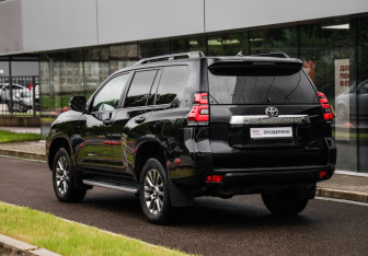 Подержанный автомобиль Toyota Land Cruiser Prado 2018 года (8 фото)