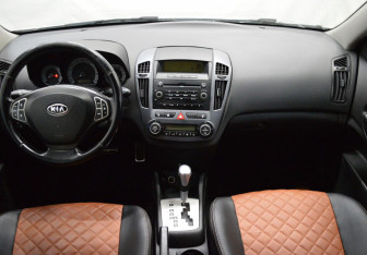 Подержанный автомобиль Kia Ceed Hatchback 2009 года (14 фото)