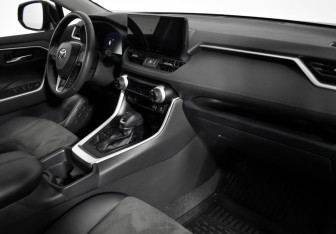Подержанный автомобиль Toyota RAV4 2024 года (13 фото)