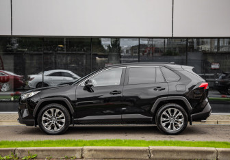 Подержанный автомобиль Toyota RAV4 2022 года (9 фото)