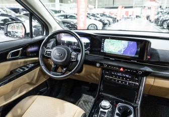 Подержанный автомобиль Kia Carnival 2021 года (16 фото)