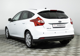 Подержанный автомобиль Ford Focus Hatchback 2012 года (7 фото)