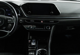 Подержанный автомобиль Hyundai Sonata 2020 года (14 фото)