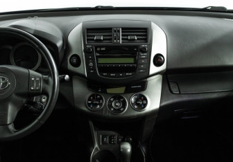 Подержанный автомобиль Toyota RAV4 2011 года (14 фото)