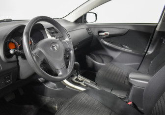 Подержанный автомобиль Toyota Corolla Sedan 2007 года (9 фото)