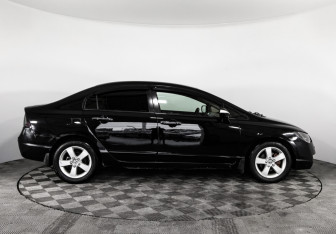 Подержанный автомобиль Honda Civic Sedan 2006 года (4 фото)