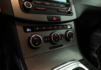 Подержанный автомобиль Volkswagen Passat Sedan 2012 года (15 фото)