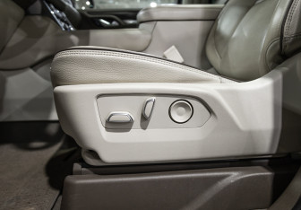 Подержанный автомобиль GMC Yukon 2022 года (32 фото)