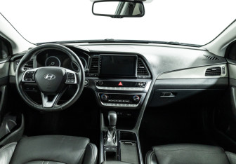 Подержанный автомобиль Hyundai Sonata 2019 года (13 фото)