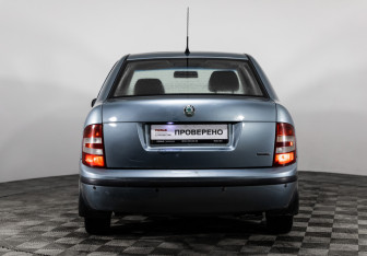 Подержанный автомобиль Skoda Fabia Hatchback 2004 года (6 фото)