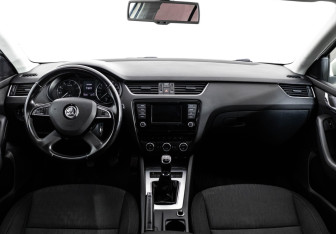 Подержанный автомобиль Skoda Octavia Liftback 2013 года (10 фото)