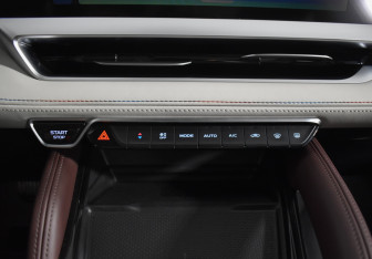 Подержанный автомобиль Geely Monjaro 2022 года (18 фото)