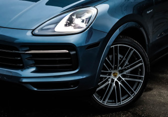 Подержанный автомобиль Porsche Cayenne 2020 года (3 фото)