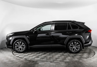 Подержанный автомобиль Toyota RAV4 2023 года (10 фото)