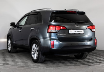 Подержанный автомобиль Kia Sorento 2016 года (7 фото)