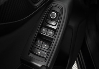 Подержанный автомобиль Subaru XV 2017 года (10 фото)